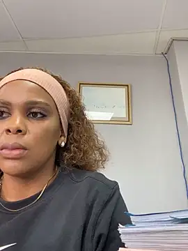 Snapshot of 031bubbles chatting on 10/28/25, 09:24 031bubbles online show from 10/28/25, 09:24