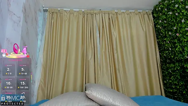 Kiara Zahiri   online show from 09/25/25, 11:14