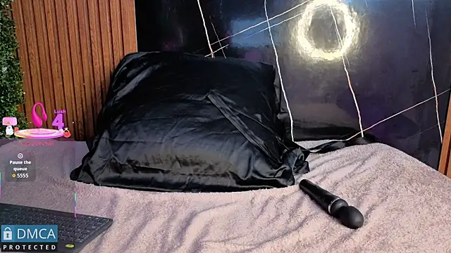 Kiara Zahiri   online show from 10/08/25, 11:19