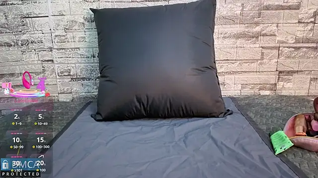 Kiara Zahiri   online show from 12/16/25, 10:53