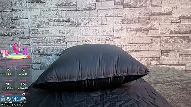 Kiara Zahiri   online show from 12/18/25, 10:54