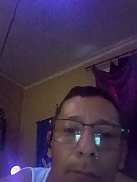 Snapshot of tonder69 chatting on 10/05/25, 01:42 tonder69 online show from 10/05/25, 01:42