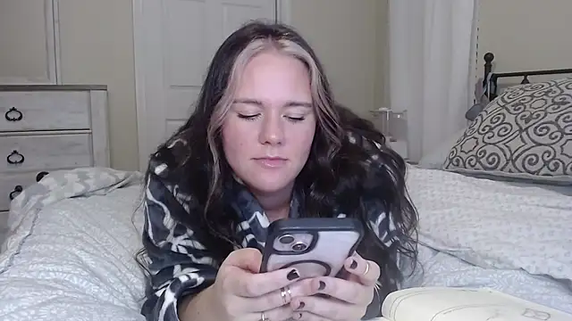 Snapshot of livvylane chatting on 10/11/25, 02:11 livvylane online show from 10/11/25, 02:11