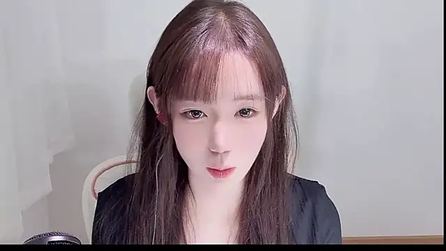 Xiao-runbao online show from 10/16/25, 12:39