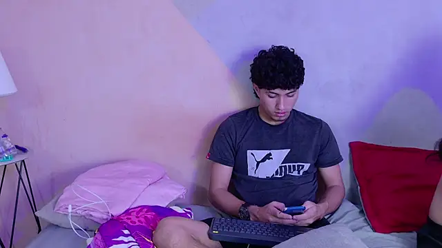 Snapshot of Laura_and_Kevin chatting on 09/10/25, 02:17 Laura and Kevin online show from 09/10/25, 02:17