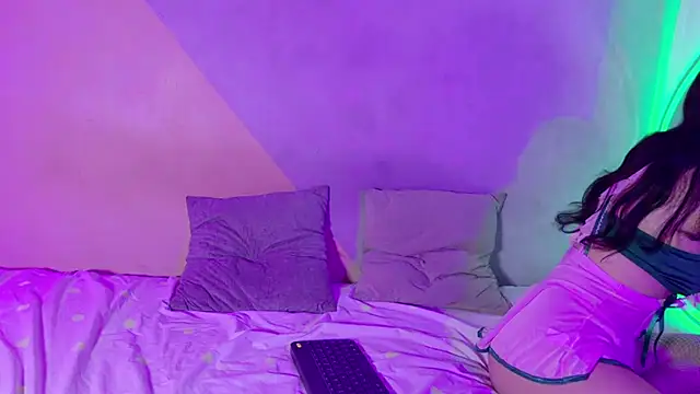 Snapshot of Laura_and_Kevin chatting on 09/22/25, 02:41 Laura and Kevin online show from 09/22/25, 02:41