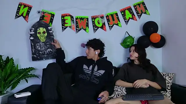 Snapshot of Laura_and_Kevin chatting on 10/07/25, 03:31 Laura and Kevin online show from 10/07/25, 03:31