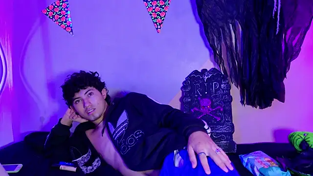 Snapshot of Laura_and_Kevin chatting on 10/10/25, 02:49 Laura and Kevin online show from 10/10/25, 02:49