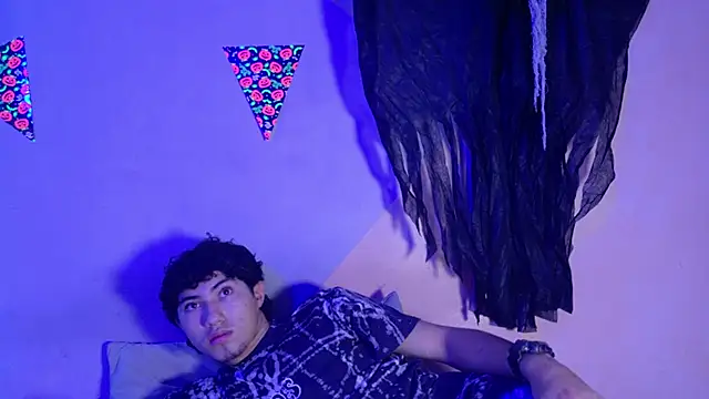 Snapshot of Laura_and_Kevin chatting on 10/11/25, 02:15 Laura and Kevin online show from 10/11/25, 02:15