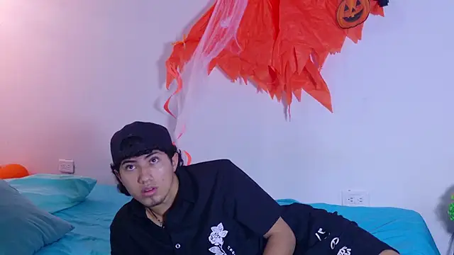 Snapshot of Laura_and_Kevin chatting on 10/14/25, 01:23 Laura and Kevin online show from 10/14/25, 01:23