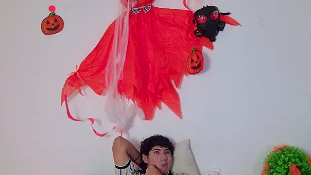 Snapshot of Laura_and_Kevin chatting on 10/18/25, 02:40 Laura and Kevin online show from 10/18/25, 02:40