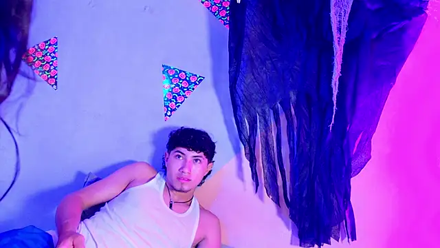 Snapshot of Laura_and_Kevin chatting on 10/25/25, 01:40 Laura and Kevin online show from 10/25/25, 01:40