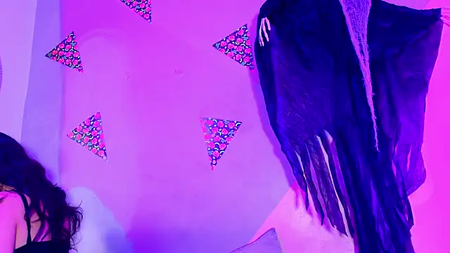 Snapshot of Laura_and_Kevin chatting on 10/27/25, 01:37 Laura and Kevin online show from 10/27/25, 01:37