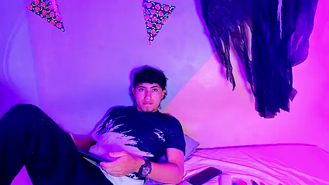 Snapshot of Laura_and_Kevin chatting on 10/28/25, 01:36 Laura and Kevin online show from 10/28/25, 01:36