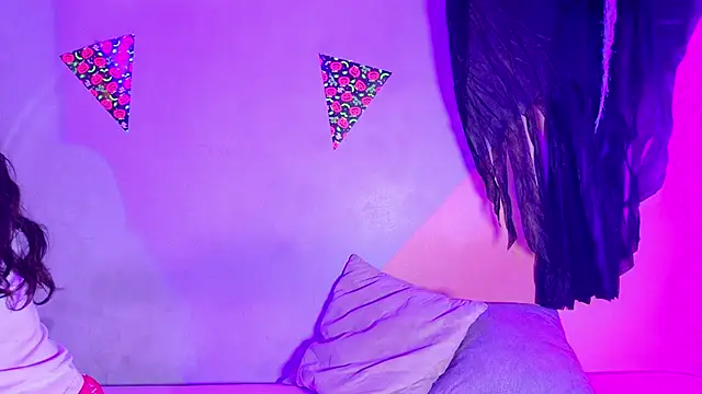 Snapshot of Laura_and_Kevin chatting on 10/30/25, 01:23 Laura and Kevin online show from 10/30/25, 01:23