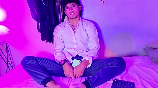 Snapshot of Laura_and_Kevin chatting on 10/31/25, 01:23 Laura and Kevin online show from 10/31/25, 01:23