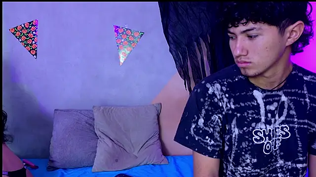 Snapshot of Laura_and_Kevin chatting on 11/04/25, 01:21 Laura and Kevin online show from 11/04/25, 01:21