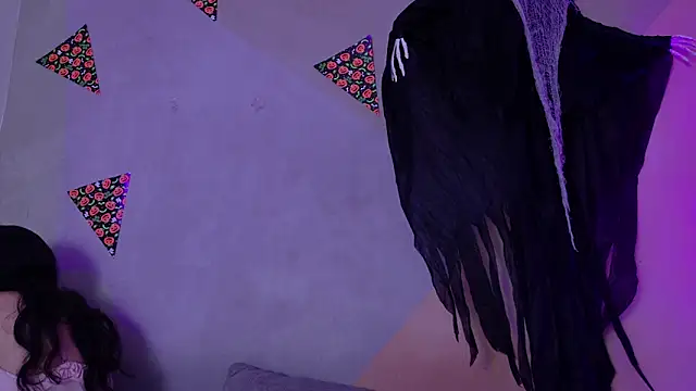 Snapshot of Laura_and_Kevin chatting on 11/07/25, 01:33 Laura and Kevin online show from 11/07/25, 01:33