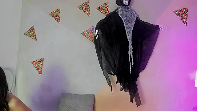 Snapshot of Laura_and_Kevin chatting on 11/14/25, 01:43 Laura and Kevin online show from 11/14/25, 01:43