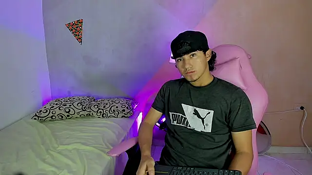 Snapshot of Laura_and_Kevin chatting on 11/20/25, 03:12 Laura and Kevin online show from 11/20/25, 03:12