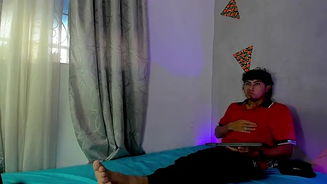 Snapshot of Laura_and_Kevin chatting on 11/22/25, 01:43 Laura and Kevin online show from 11/22/25, 01:43