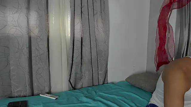 Snapshot of Laura_and_Kevin chatting on 12/04/25, 09:34 Laura and Kevin online show from 12/04/25, 09:34