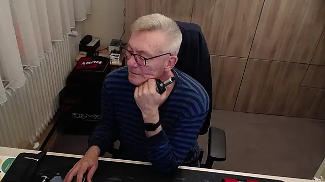 Snapshot of randyandy67 chatting on 11/04/25, 09:03 randyandy67 online show from 11/04/25, 09:03