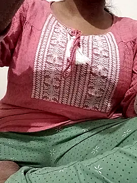 Snapshot of Tusha_001 chatting on 11/27/25, 10:39 Tusha 001 online show from 11/27/25, 10:39