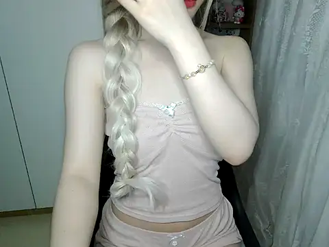 Snapshot of Annabelle-e chatting on 08/03/26, 06:44 Annabelle-e online show from 08/03/26, 06:44