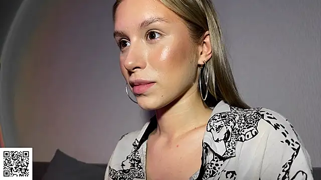 ElysiaXo online show from 10/22/25, 09:36