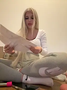 Steffi Snowbunny online show from 09/16/25, 02:18