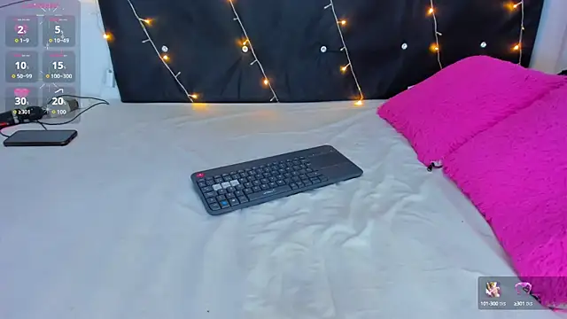 Danaa moore  online show from 10/11/25, 03:50