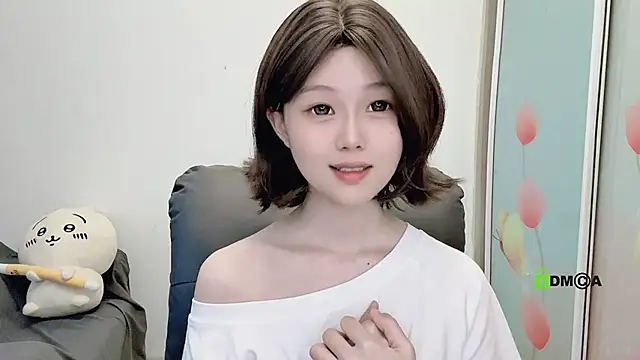 Snapshot of gummy-candy chatting on 10/11/25, 01:05 gummy-candy online show from 10/11/25, 01:05