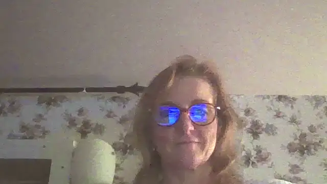 Snapshot of Valinella chatting on 12/16/25, 04:12 Valinella online show from 12/16/25, 04:12