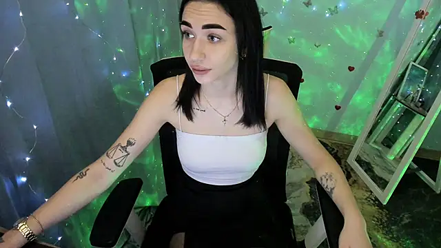 Snapshot of Bella_Night4 chatting on 11/19/25, 07:41 Bella Night4 online show from 11/19/25, 07:41