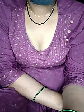 Snapshot of SindhuHappy chatting on 11/08/25, 04:07 SindhuHappy online show from 11/08/25, 04:07