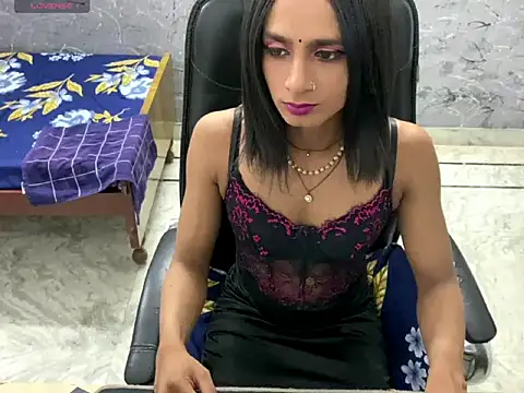 Snapshot of LuvLayla chatting on 07/23/26, 06:39 LuvLayla online show from 07/23/26, 06:39