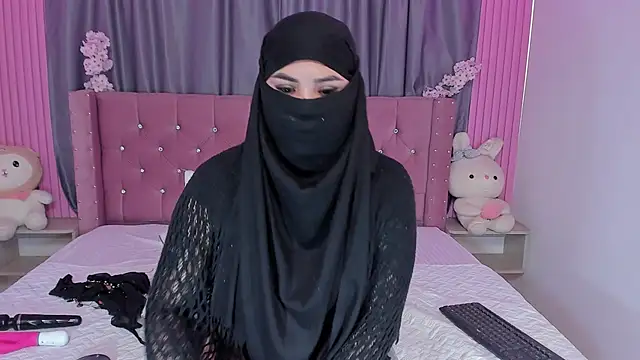 Nayla-Mouna online show from 11/20/25, 12:05