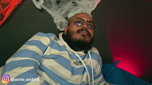  leda swan  online show from 10/24/25, 01:18