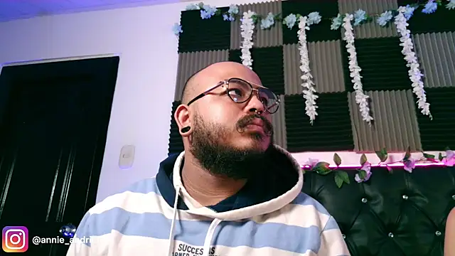  leda swan  online show from 03/30/26, 11:00