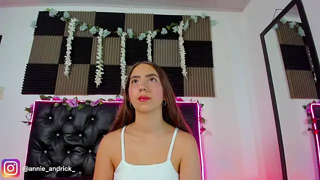  leda swan  online show from 04/19/26, 08:02