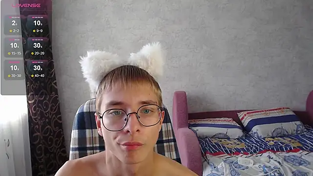 glasses cat online show from 09/10/25, 05:40
