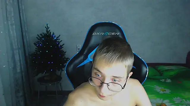 glasses cat online show from 12/04/25, 06:38