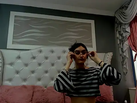 Snapshot of naomi_cooper__ chatting on 10/16/25, 01:45 naomi cooper online show from 10/16/25, 01:45