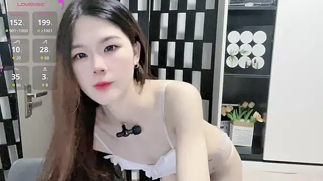 Snapshot of Yueyue-MM chatting on 09/26/25, 12:14 Yueyue-MM online show from 09/26/25, 12:14