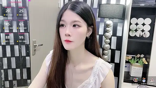 Snapshot of Yueyue-MM chatting on 10/22/25, 01:06 Yueyue-MM online show from 10/22/25, 01:06