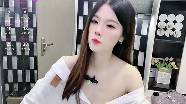 Snapshot of Yueyue-MM chatting on 10/26/25, 12:16 Yueyue-MM online show from 10/26/25, 12:16