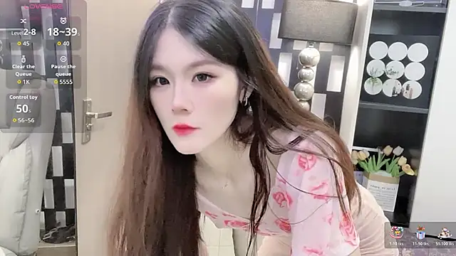 Snapshot of Yueyue-MM chatting on 11/05/25, 12:21 Yueyue-MM online show from 11/05/25, 12:21