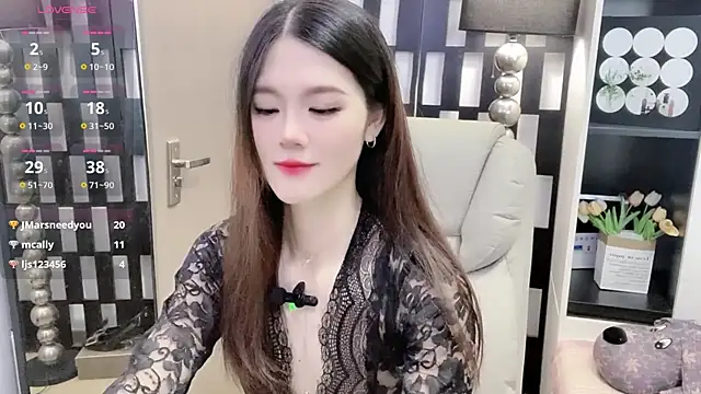 Snapshot of Yueyue-MM chatting on 11/06/25, 12:33 Yueyue-MM online show from 11/06/25, 12:33