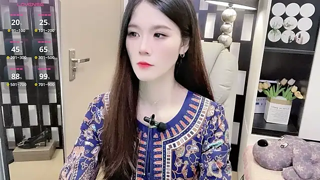 Snapshot of Yueyue-MM chatting on 11/18/25, 01:26 Yueyue-MM online show from 11/18/25, 01:26